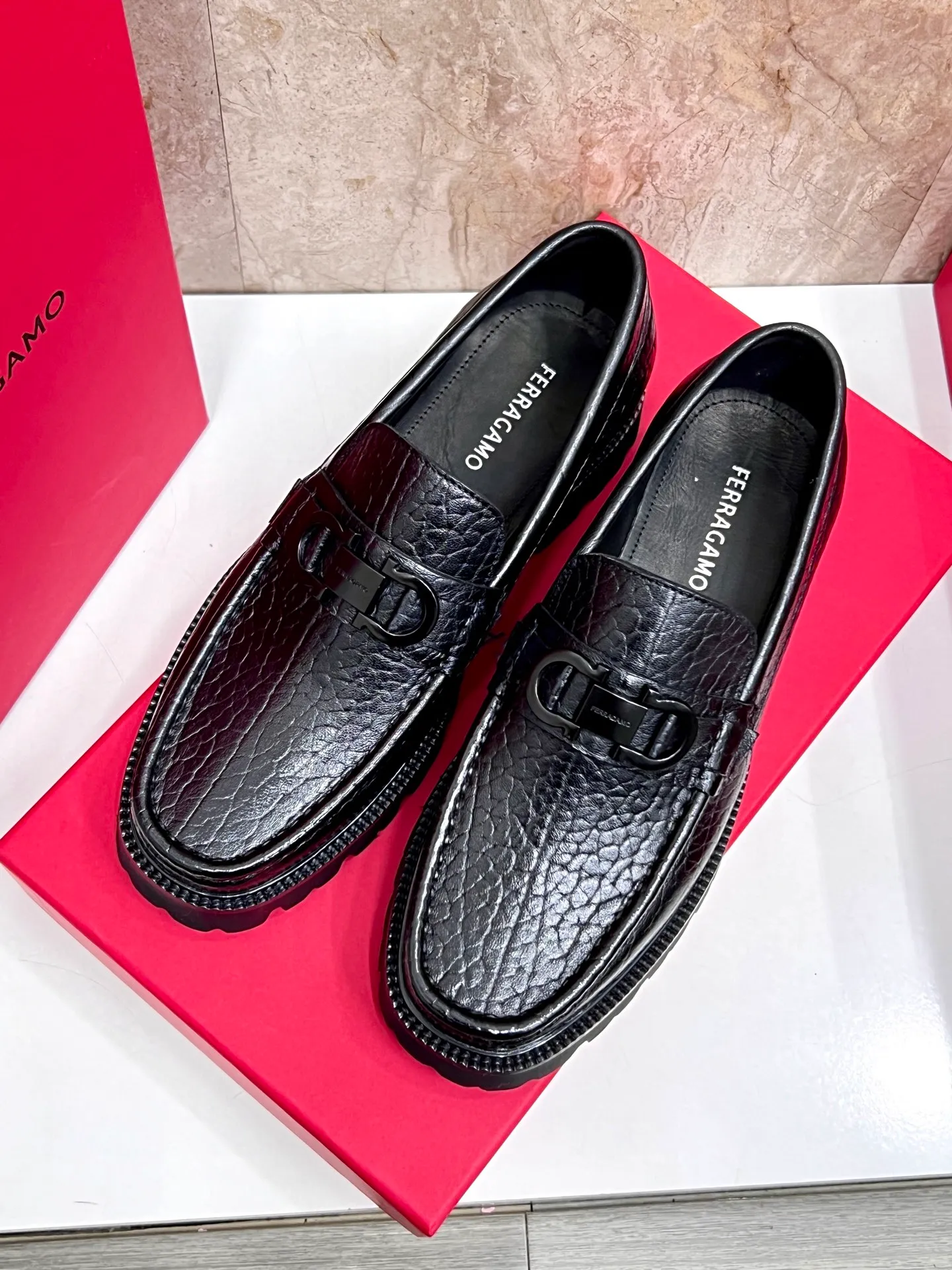 Original quality P580 Brand: Ferragamo Standard size: Men's size 38/44 (45.46 can be customized) Grade: Same style as the official website High-quality men's shoes Material: Customized first-layer calfskin with water-dyed cowhide lining Cowhide tiptoe Original non-slip and wear-resistant rubber outsole Style category: Men's formal business leather shoes are young and fashionable European and American trends British style Casual matching and comfortable feet Color: actual picture